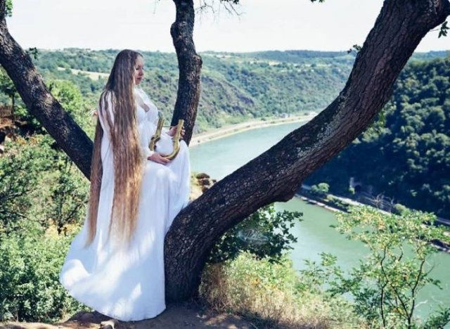 This Woman Hasn't Cut Her Hair In 15 Years (18 pics)