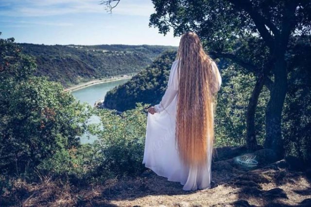 This Woman Hasn't Cut Her Hair In 15 Years (18 pics)