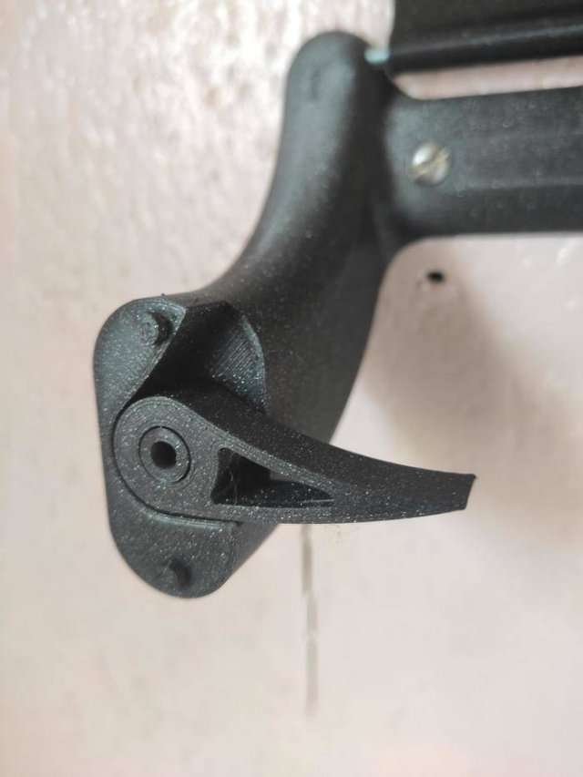Quick Way Of Changing Toilet Paper (4 pics)