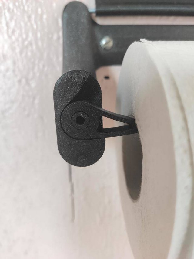 Quick Way Of Changing Toilet Paper (4 pics)