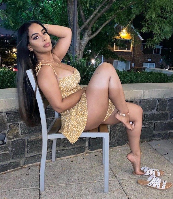 Girls In Tight Dresses (50 pics)