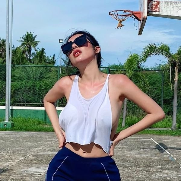 Busty Girls (32 pics)