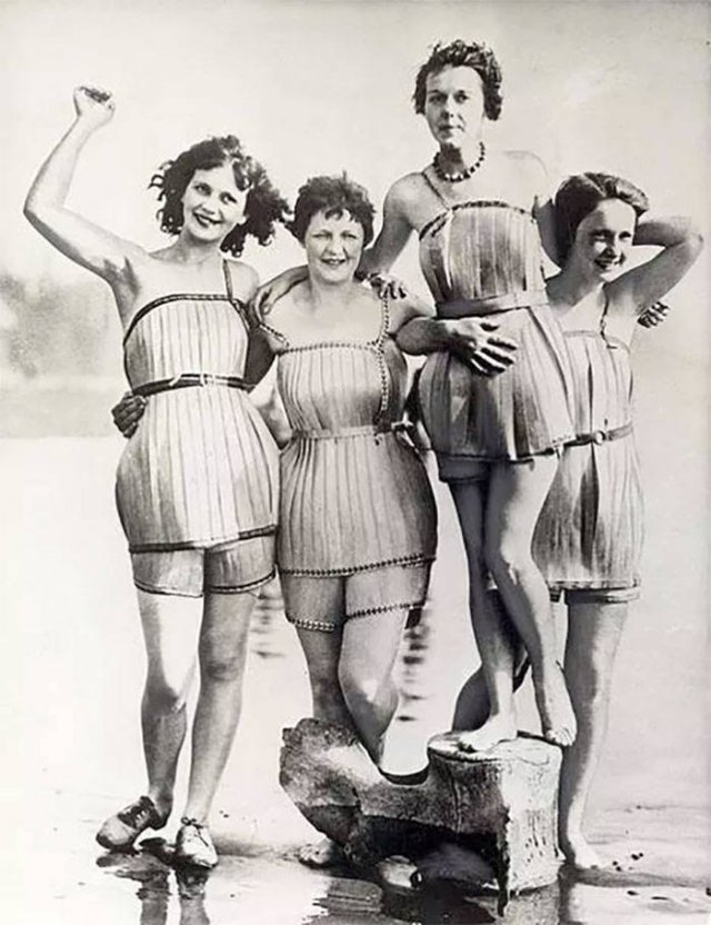 Beauty Gadgets And Services From The Past (27 pics)