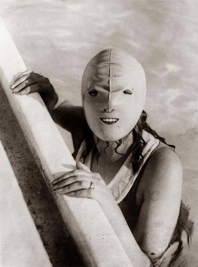 Beauty Gadgets And Services From The Past (27 pics)