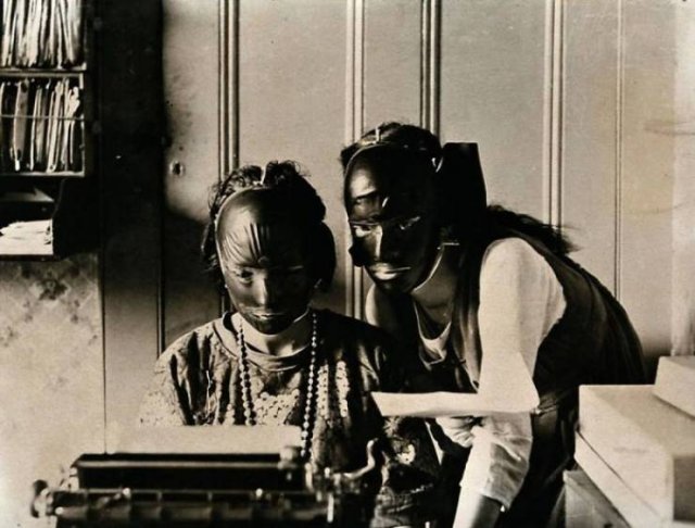 Beauty Gadgets And Services From The Past (27 pics)