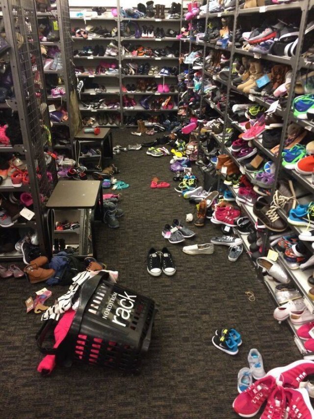Retail Employees Reality (39 pics) Retail Employees Reality (39 pics)