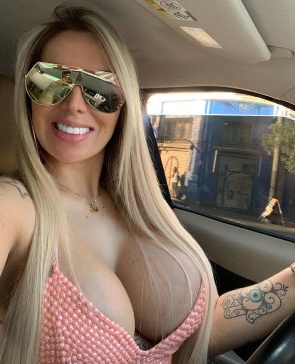 Hot Car Selfies (37 pics)