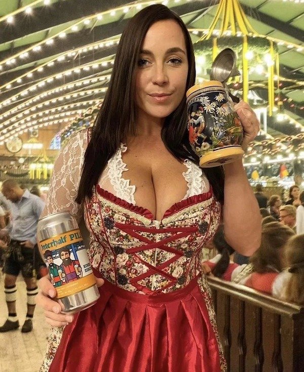 Busty Girls (72 pics)