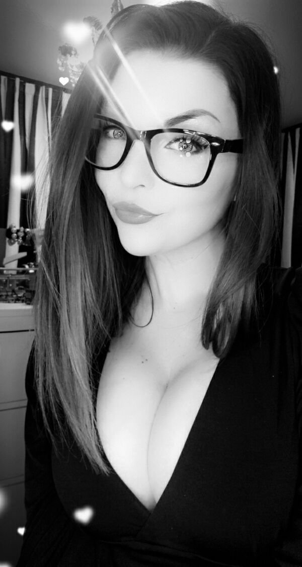 Busty Girls (63 pics)