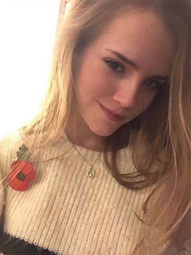 This 17-Year Old Girl Looks Exactly Like Emma Watson (15 pics)