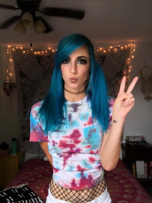 Girls With Dyed Hair (34 pics)