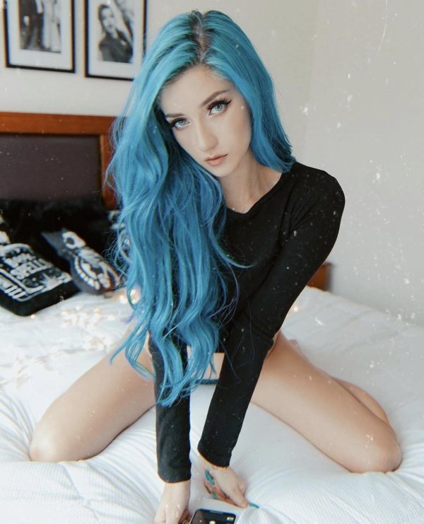 Girls With Dyed Hair (34 pics)