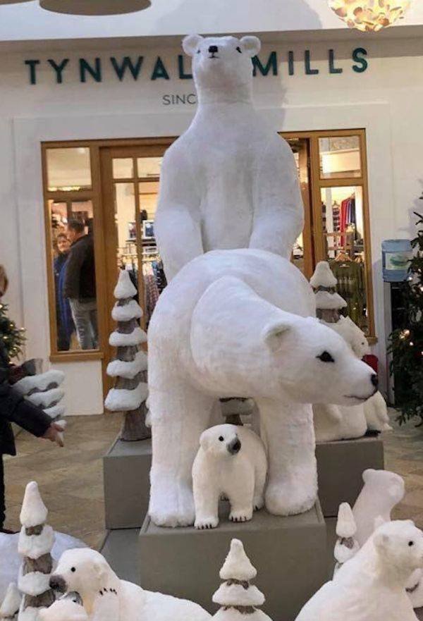 Bad Holiday Decorations (27 pics)