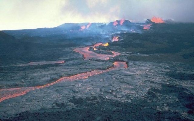 These Volcanoes Are Active (10 pics)