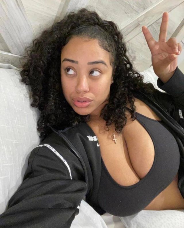 Busty Girls (66 pics)