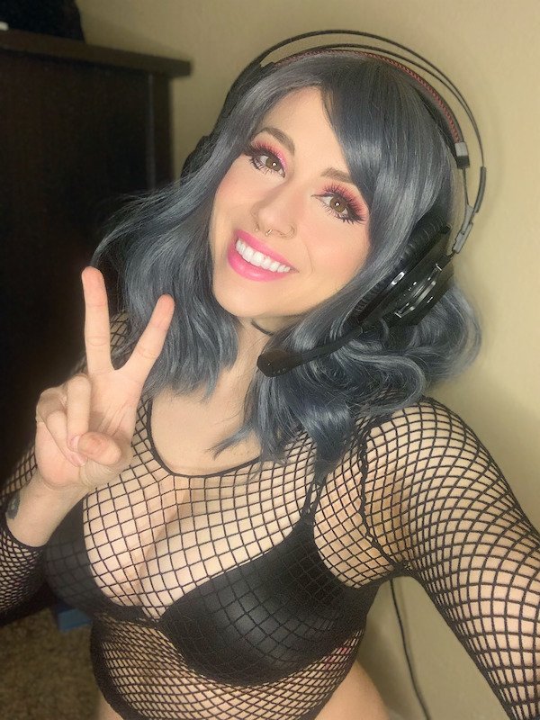 Busty Girls (57 pics)