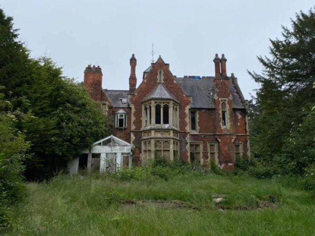 Abandoned Mansion Reveals Its Secrets (19 pics)