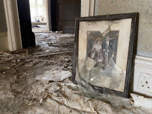 Abandoned Mansion Reveals Its Secrets (19 pics)