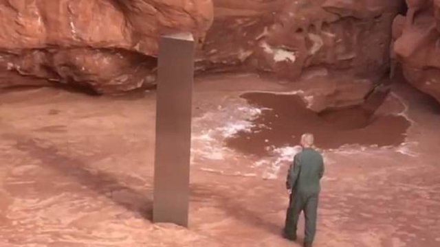 A Huge Metal Monolith Was Discovered In Utah Desert (10 pics)