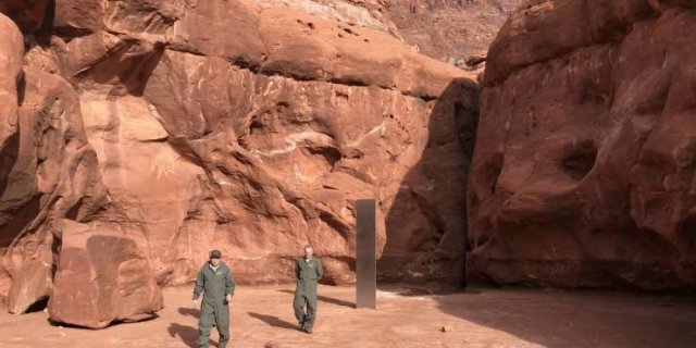 A Huge Metal Monolith Was Discovered In Utah Desert (10 pics)