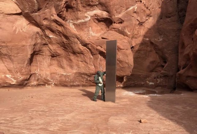 A Huge Metal Monolith Was Discovered In Utah Desert (10 pics)