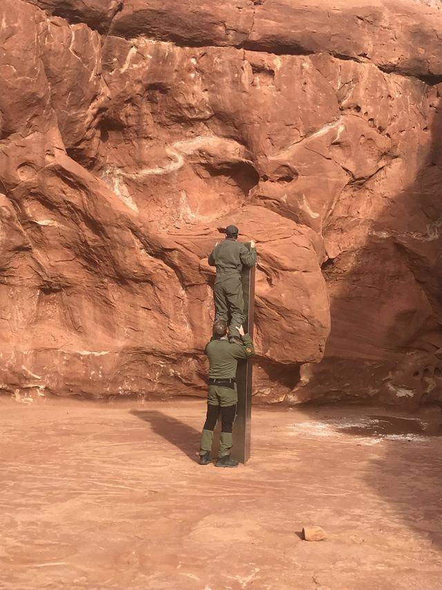 A Huge Metal Monolith Was Discovered In Utah Desert (10 pics)