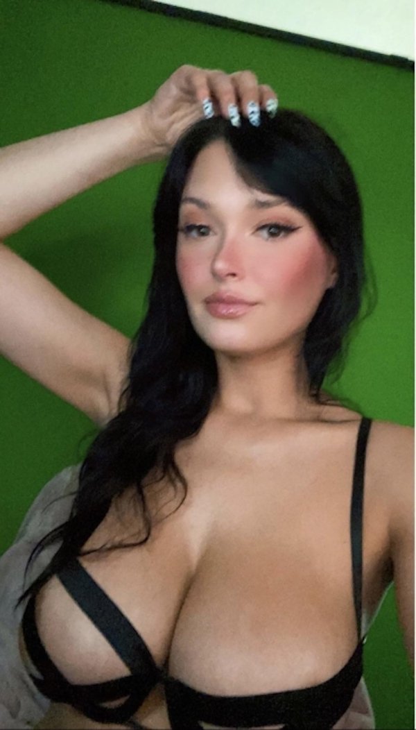 Busty Girls (39 pics)