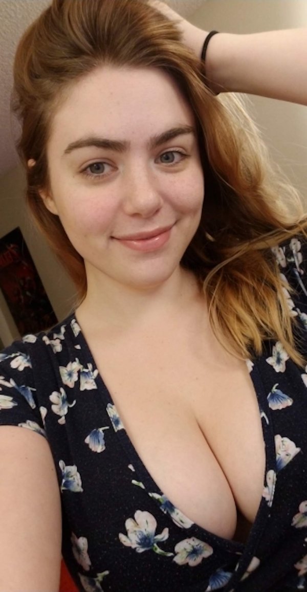 Busty Girls (39 pics)