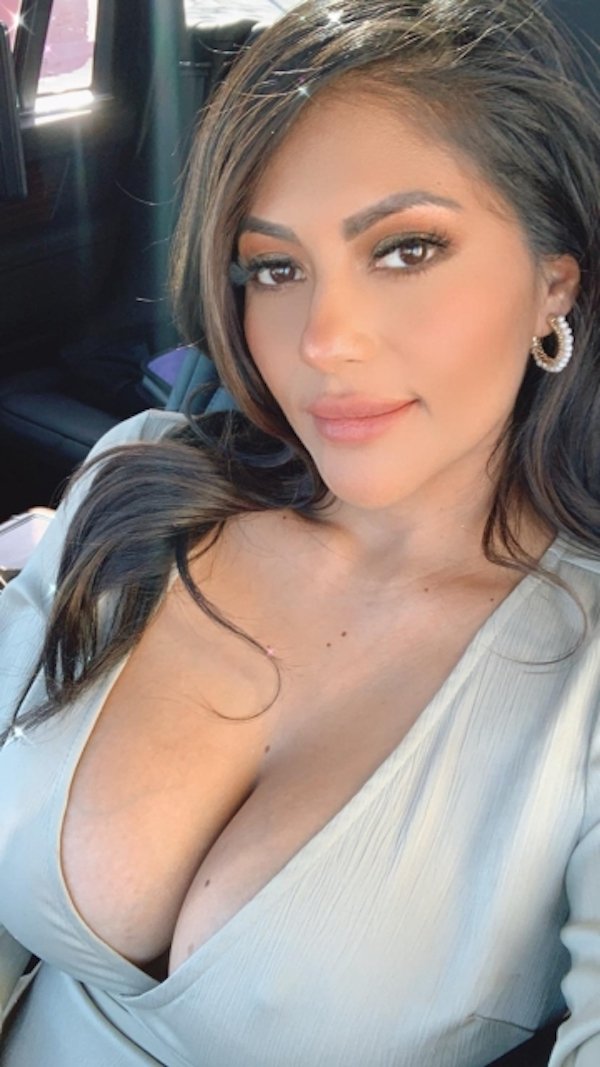 Busty Girls (39 pics)