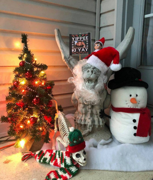 Frank The Christmas Gargoyle (50 pics)