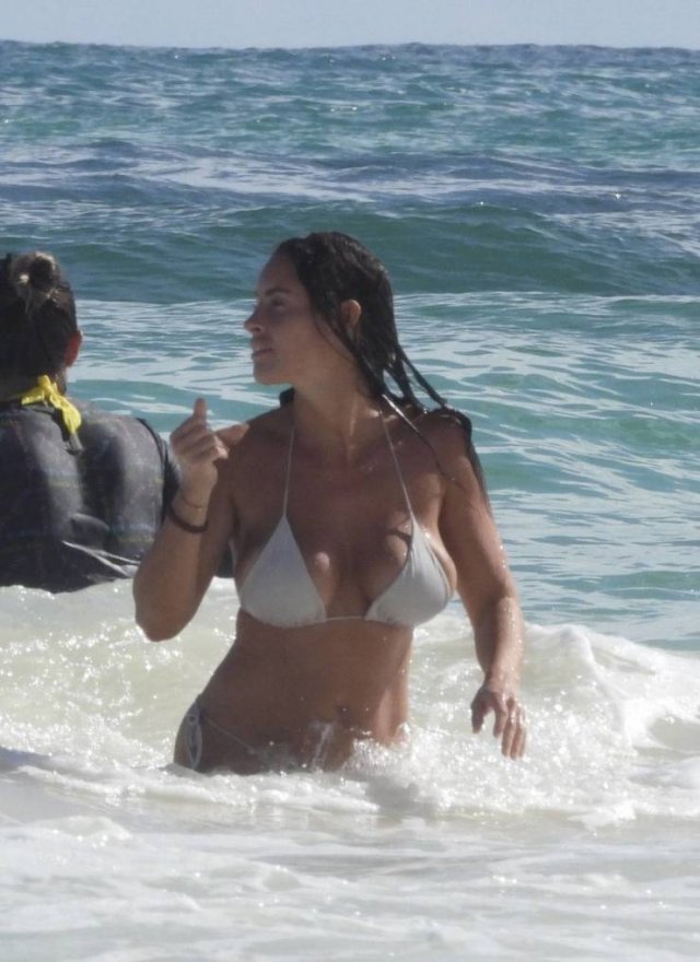 Slovakian Model Lucia Javorcekova Is Resting On A Beach (25 pics)
