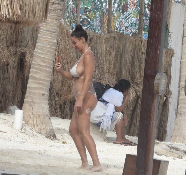 Slovakian Model Lucia Javorcekova Is Resting On A Beach (25 pics)