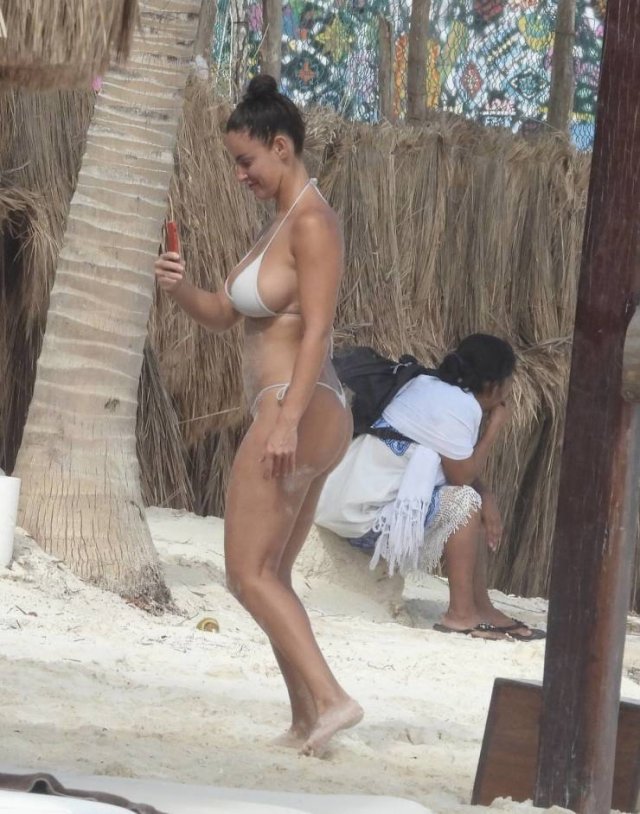 Slovakian Model Lucia Javorcekova Is Resting On A Beach (25 pics)