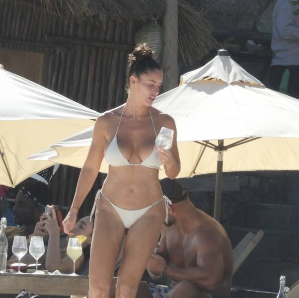 Slovakian Model Lucia Javorcekova Is Resting On A Beach (25 pics)