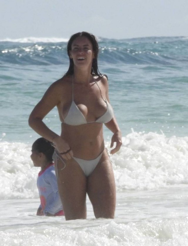 Slovakian Model Lucia Javorcekova Is Resting On A Beach (25 pics)