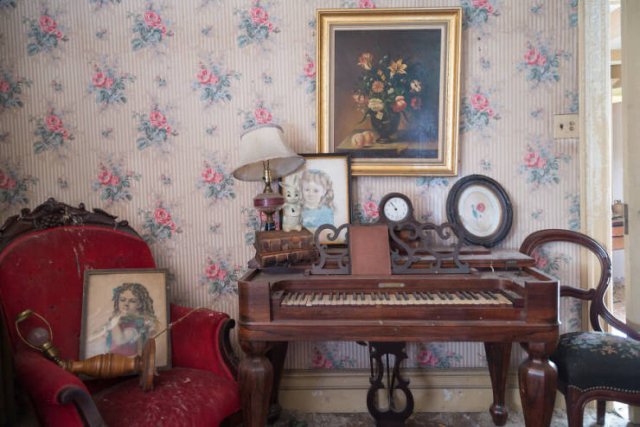 Secrets Of Abandoned XIX Century Cottage (27 pics) Secrets Of Abandoned XIX Century Cottage (27 pics)
