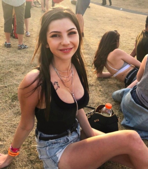 Girls In Shorts (33 pics)