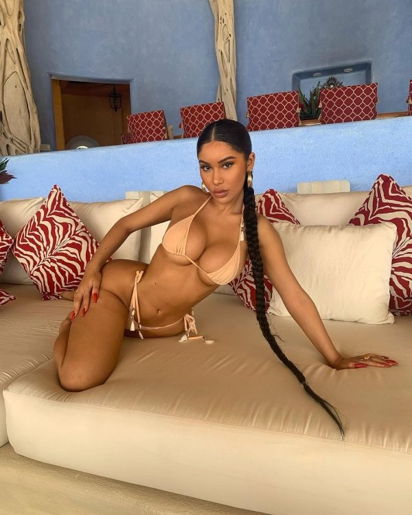 Busty Girls (35 pics)