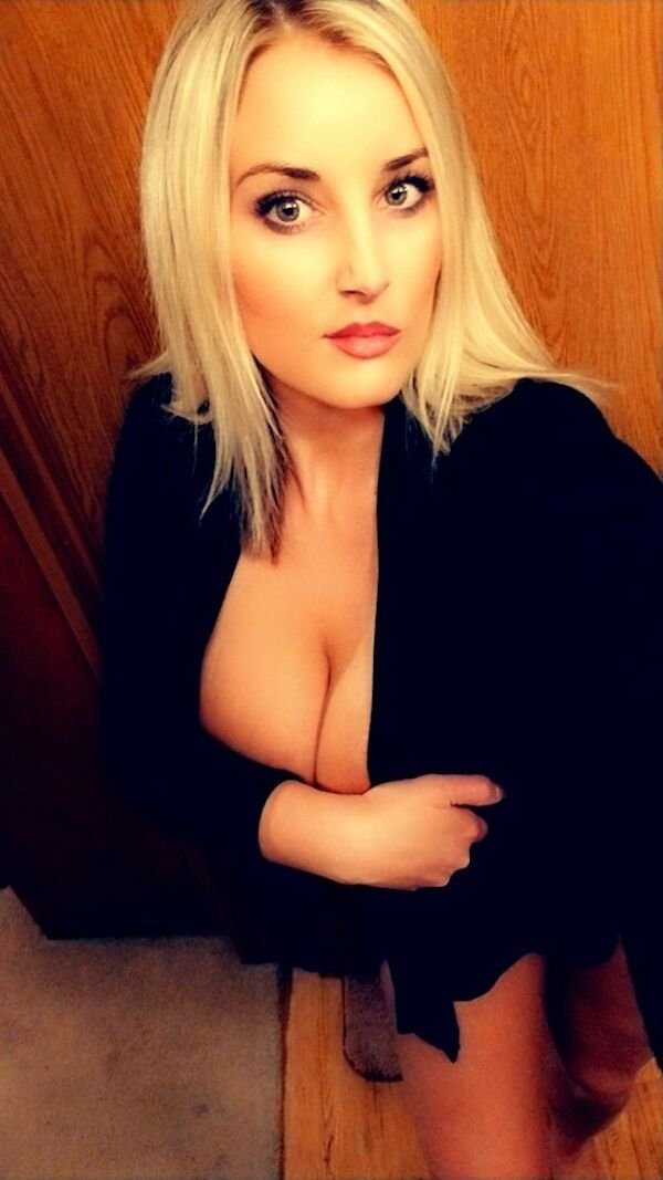 Busty Girls (60 pics)