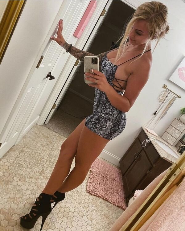Girls With Beautiful Legs (38 pics)