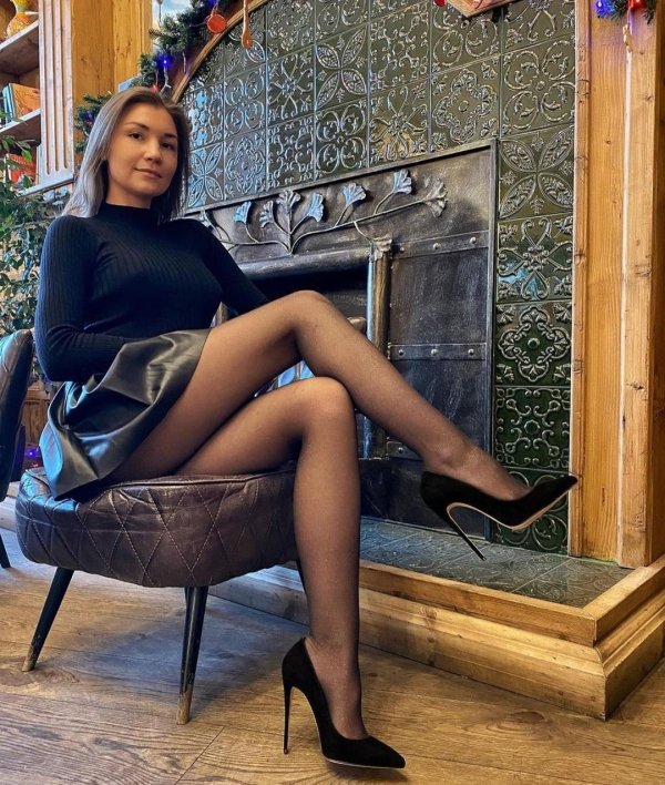 Girls With Beautiful Legs (38 pics)