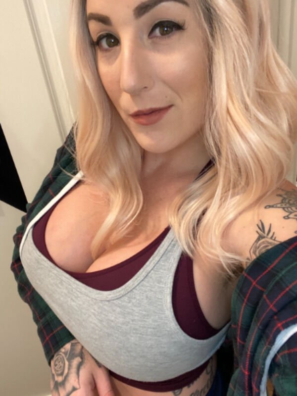 Busty Girls (60 pics)