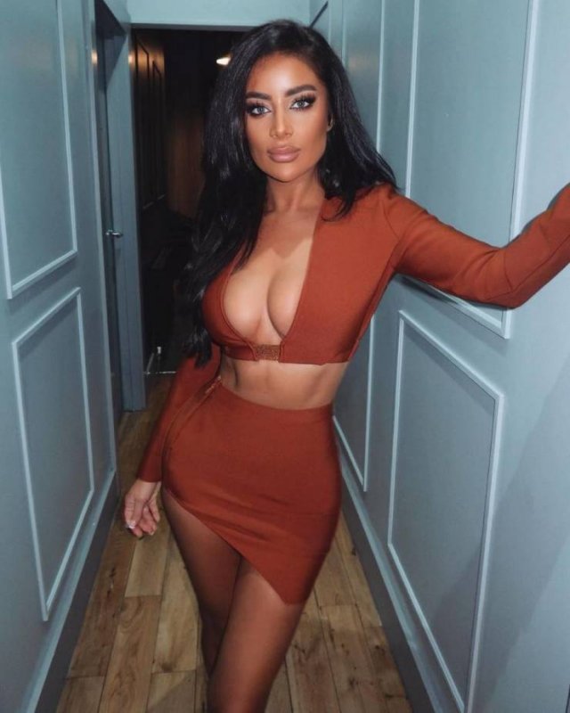 Busty Girls (50 pics)
