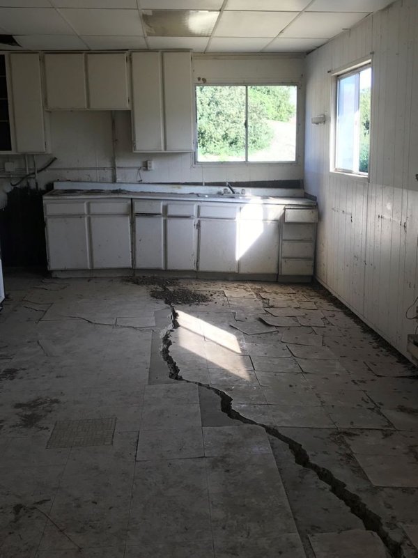 What's Wrong With These House Foundations? (20 pics)