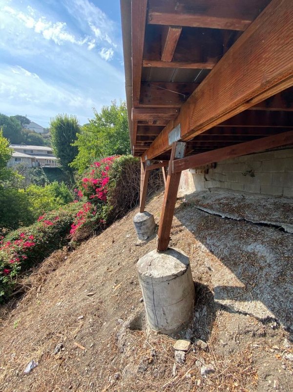 What's Wrong With These House Foundations? (20 pics)