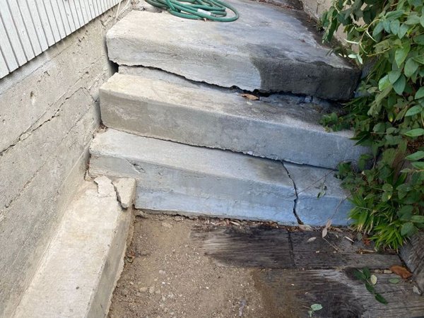 What's Wrong With These House Foundations? (20 pics)