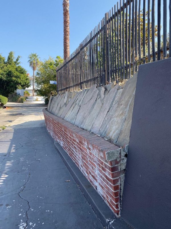 What's Wrong With These House Foundations? (20 pics)