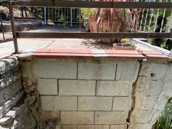 What's Wrong With These House Foundations? (20 pics)