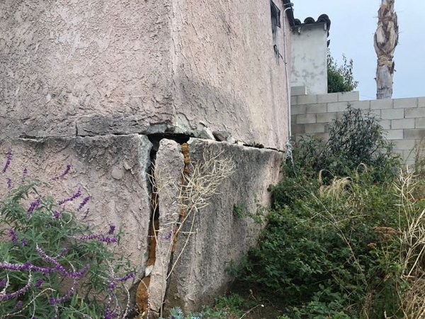 What's Wrong With These House Foundations? (20 pics)