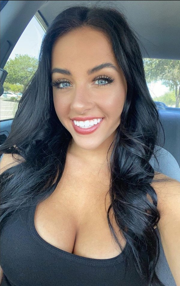 Busty Girls (29 pics)
